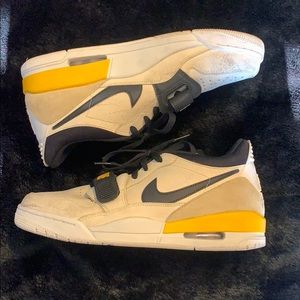 Jordan Legacy PE Pale Vanilla